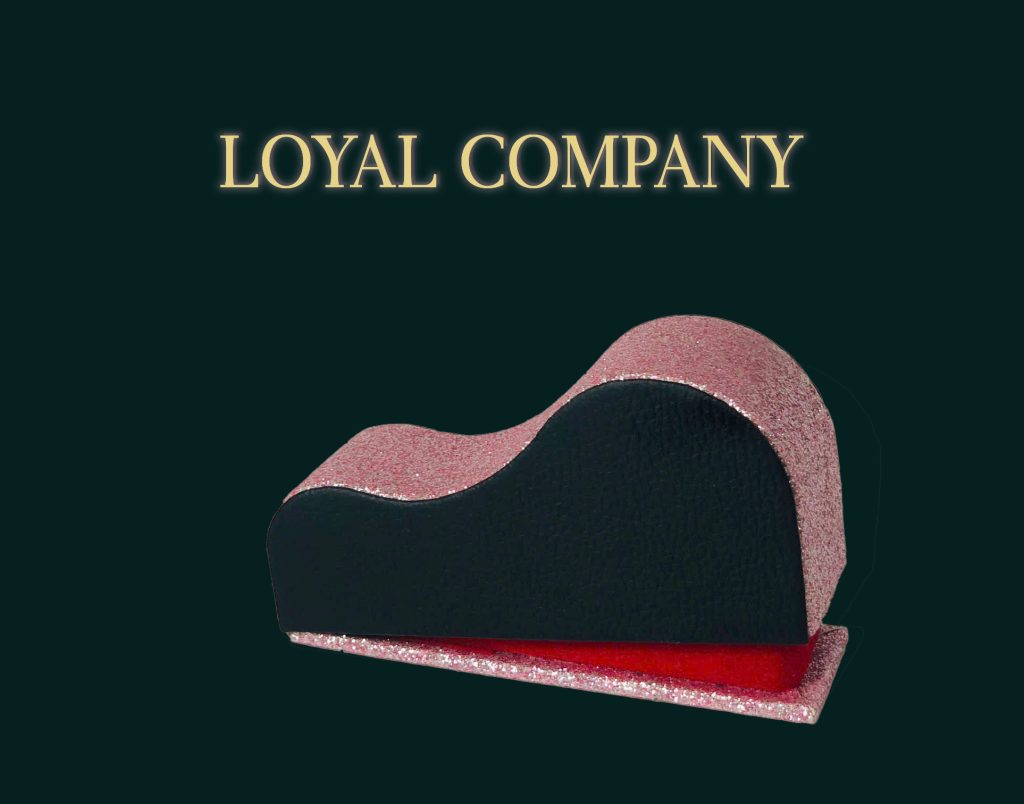 Hộp đựng nhẫn hình ghế tình yêu từ LOYAL đặt trong không gian decor hiện đại – nổi bật nét tinh tế và sáng tạo.