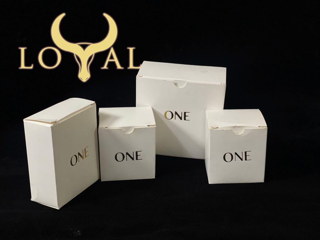 Hộp giấy đựng trang sức đã được ép kim logo ONE, xử lý chuyên nghiệp tại Loyal Company.
