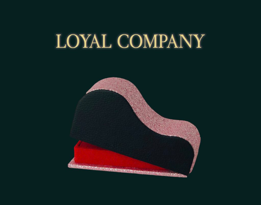 Hộp đựng nhẫn hình ghế tình yêu khắc tên cá nhân – món quà độc bản, khẳng định dấu ấn riêng trong từng chi tiết.