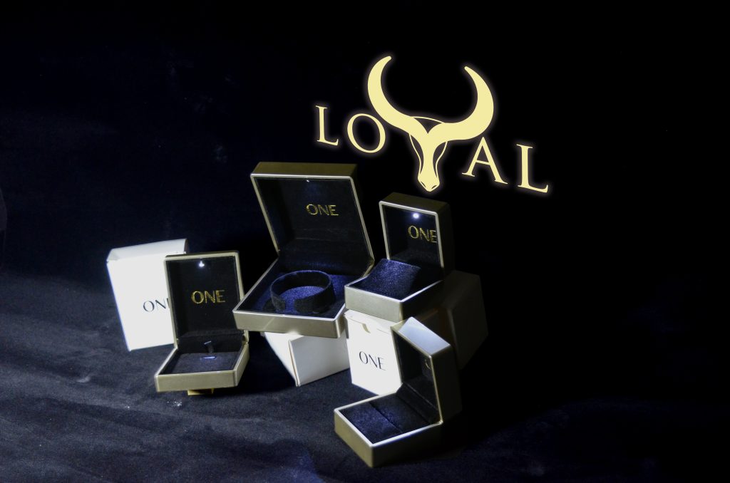 Combo hộp trang sức có đèn LED được ép kim logo theo yêu cầu thương hiệu ONE, thực hiện bởi Loyal Company.