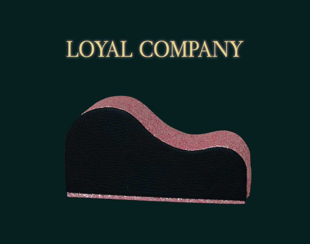 Hộp đựng nhẫn hình ghế tình yêu đi kèm bao bì quà tặng sang trọng từ LOYAL – lý tưởng cho lễ cầu hôn hoặc kỷ niệm.