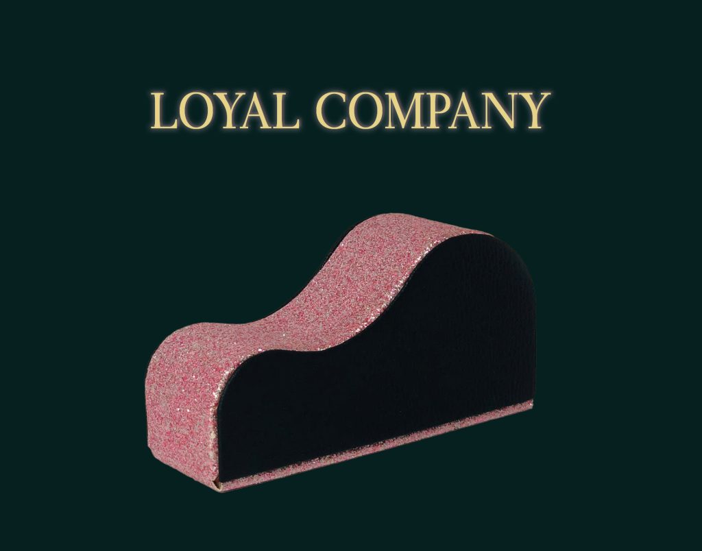 Hộp đựng nhẫn hình ghế tình yêu nhiều phiên bản màu: đỏ, đen, xanh rêu – phong cách hiện đại, phù hợp mọi cá tính.