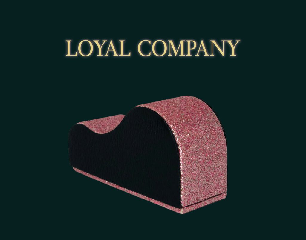 Chất liệu da thật cao cấp của hộp đựng nhẫn hình ghế tình yêu – bề mặt mịn, đường chỉ thủ công tỉ mỉ.