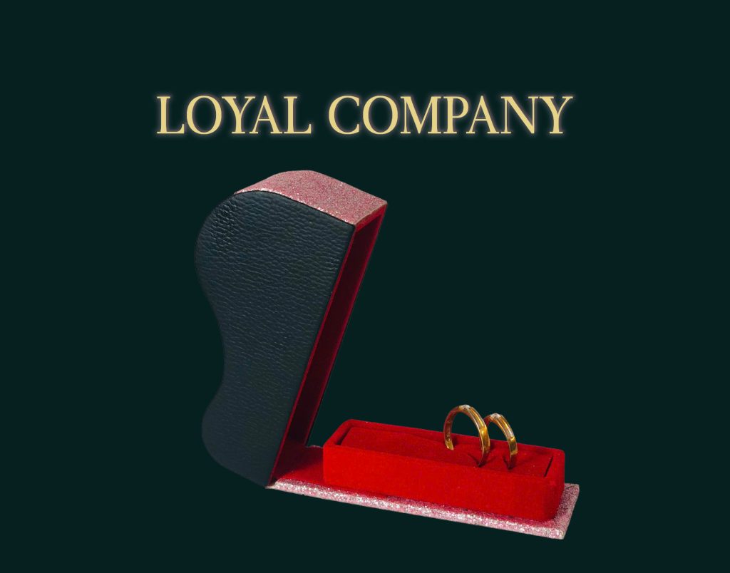 Hộp đựng nhẫn hình ghế tình yêu da cao cấp thiết kế độc quyền bởi LOYAL – quà tặng tình yêu sang trọng và sáng tạo.