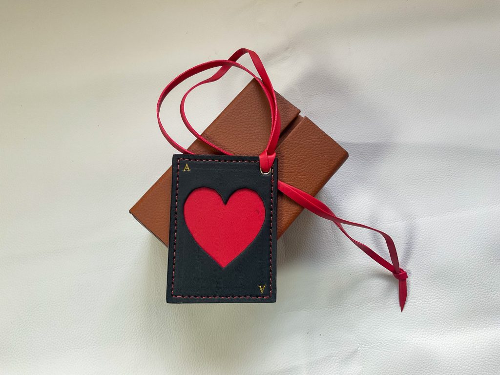 Bộ Charm Bài Tây & Xí Ngầu – Phụ Kiện Khởi Nghiệp Cá Tính Từ LOYAL