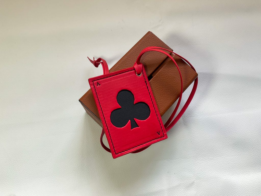 Bộ Charm Bài Tây & Xí Ngầu – Phụ Kiện Khởi Nghiệp Cá Tính Từ LOYAL