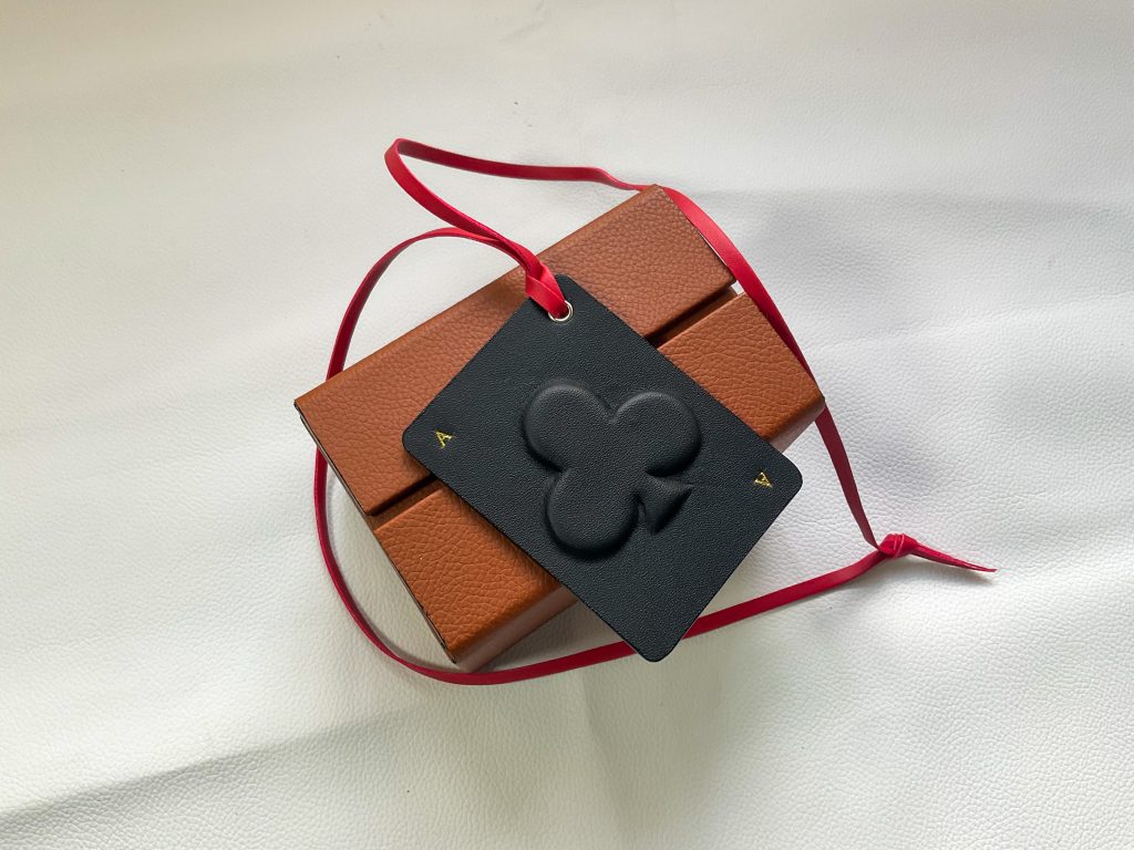 Bộ Charm Bài Tây & Xí Ngầu – Phụ Kiện Khởi Nghiệp Cá Tính Từ LOYAL