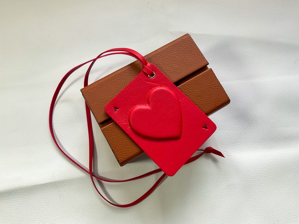 Bộ Charm Bài Tây & Xí Ngầu – Phụ Kiện Khởi Nghiệp Cá Tính Từ LOYAL