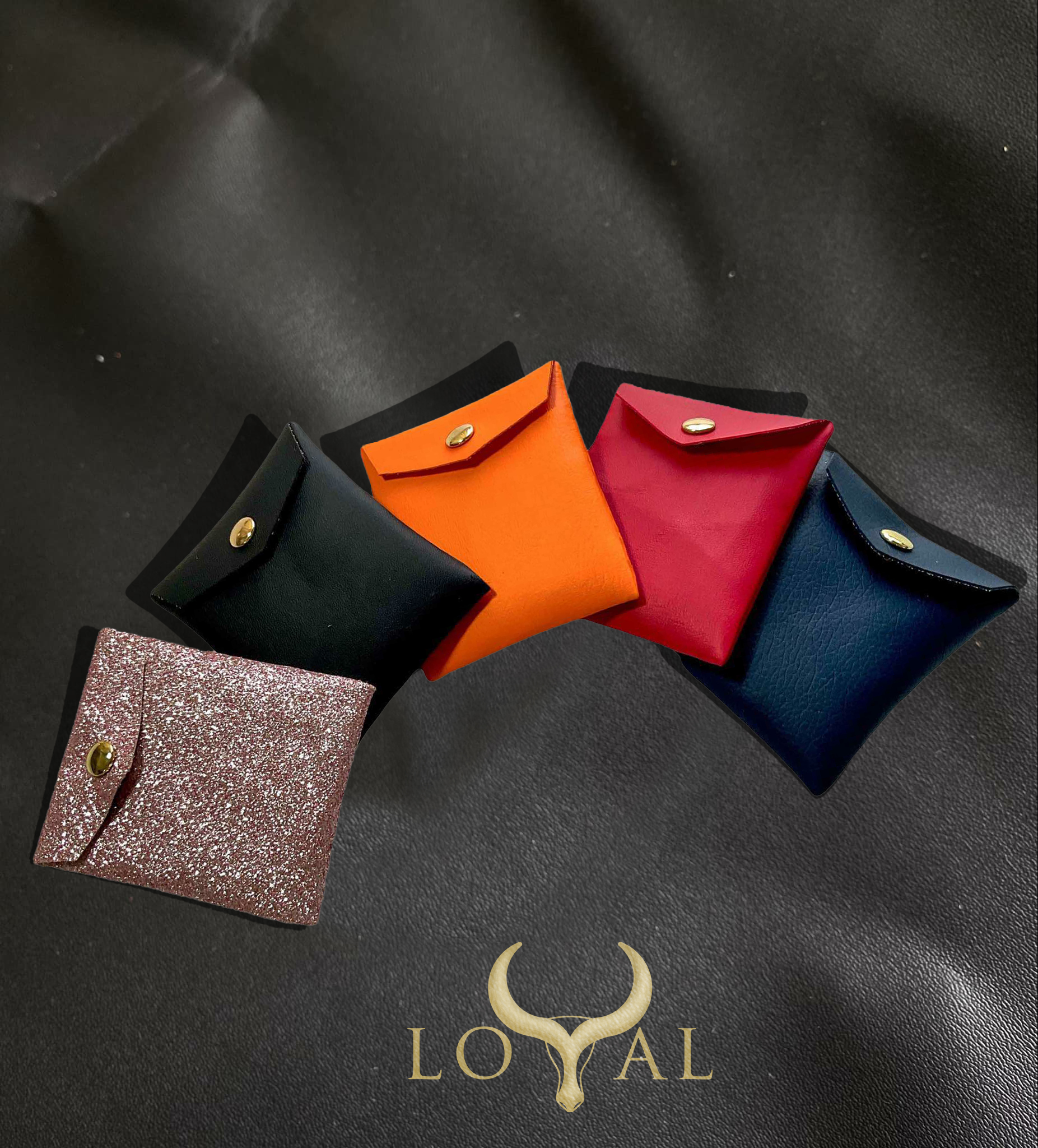 Bộ sưu tập túi đựng trang sức bằng da nhân tạo với 5 màu nổi bật: đen, cam, đỏ, xanh navy, nhũ hồng ánh kim – sản phẩm của LOYAL