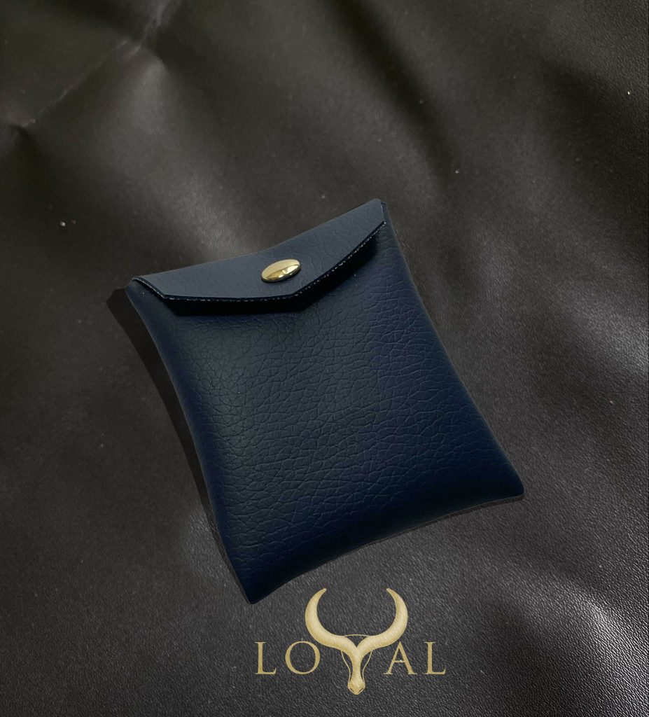 Túi đựng trang sức bằng da nhân tạo màu xanh navy, đường cắt gọn gàng, phù hợp làm bao bì quà tặng cao cấp
