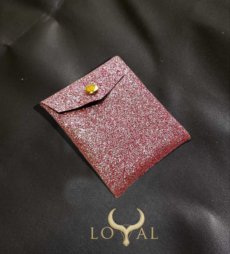 Túi đựng trang sức bằng vải nhũ màu hồng ánh kim lấp lánh, lựa chọn nổi bật cho thương hiệu yêu thích sự khác biệt