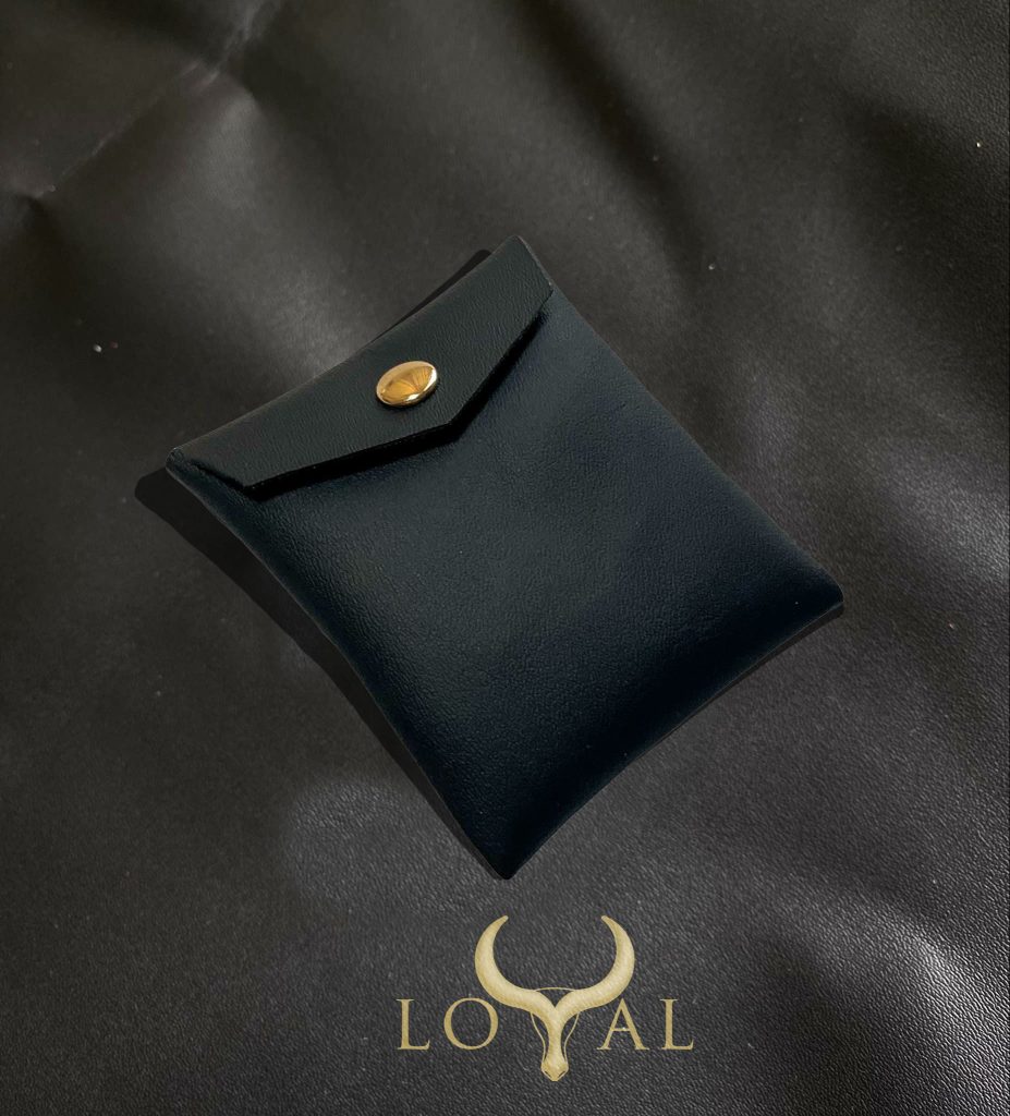 Túi đựng trang sức bằng da nhân tạo màu đen nhám, chất liệu mềm mịn cao cấp, thiết kế cổ điển